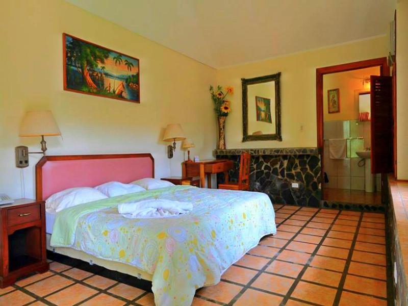 Tres Banderas Hotel 3*